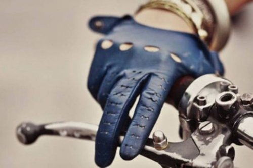 Jangan Biasakan Jari Standby di Tuas Rem Saat Naik Motor