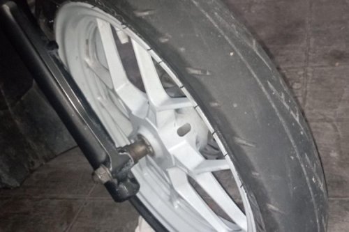 Jaga Traksi Ban Motor di Jalan Licin: Panduan Lengkap