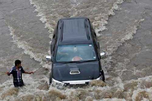 Mobil Bisa Hanyut, Jangan Nekat Terobos Banjir