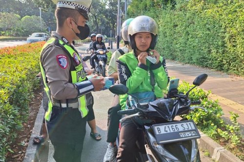 Polda Metro Jaya Bagikan 20.000 Masker untuk Pengemudi Ojol di Tengah Abu Vulkanik