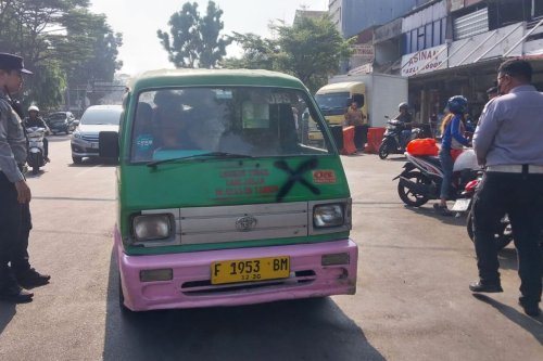Angkot Tua dan Tidak Layak Operasi di Bogor Diberikan Tanda Silang