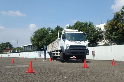 Belajar Mengemudi Truk Panjang 12 Meter: Penting Memahami Blind Spot