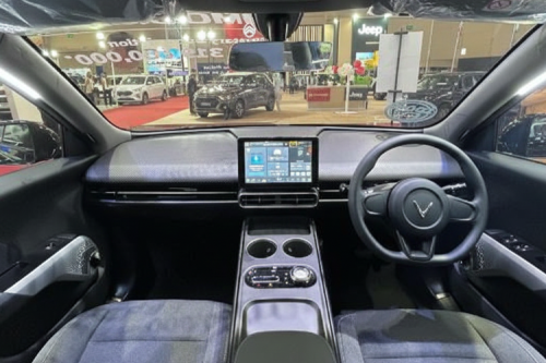 Toyota, VinFast, Toyota Veloz Hybrid vs VinFast Limo Green: Duel MPV Elektrifikasi