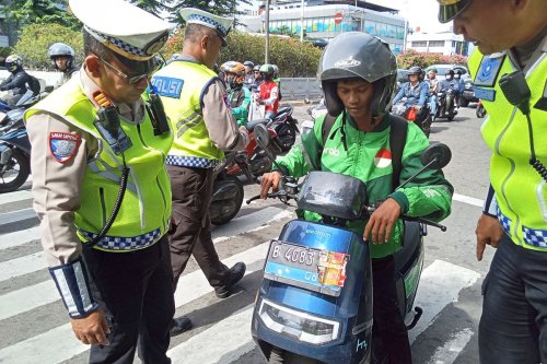 Ini Kata Polisi Soal Fenomena Pengendara Tutup Pelat Nomor Pakai Plastik