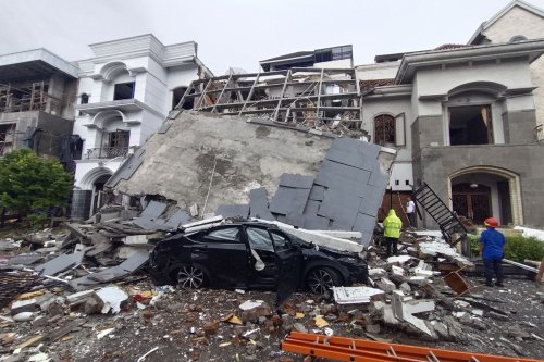 Rumah Mewah di Medan Meledak, SUV Lexus NX Tertimpa Reruntuhan