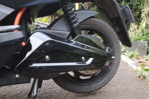 Kenapa Ban Belakang Motor Listrik Sulit Diganti? Ini Penjelasannya