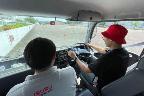 Belajar Mengemudi Truk Panjang 12 Meter: Penting Memahami Blind Spot