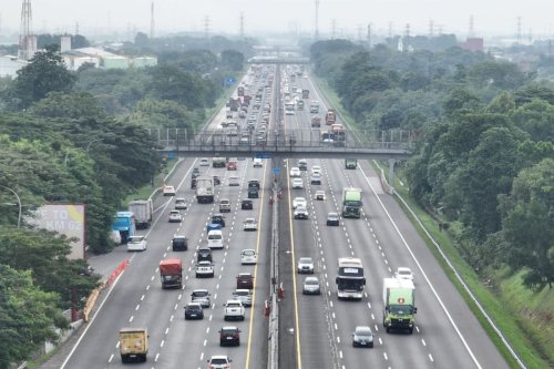Bolehkah Truk dan Bus Masuk Lajur Kanan Jalan Tol?