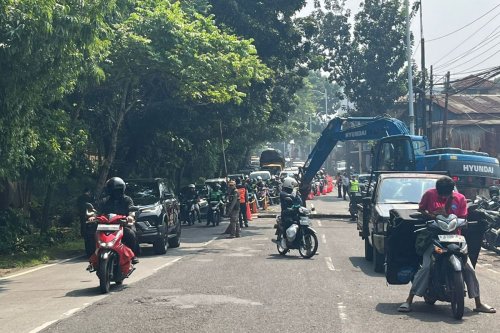 Jalan Ambles di Lenteng Agung Bikin Macet Sampai Flyover Tapal Kuda