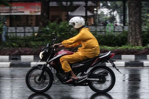Teknik Aman Naik Motor di Jalan Licin Saat Musim Hujan