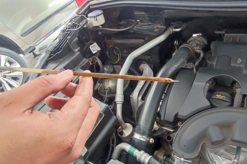 Tak Perlu ke Bengkel, Begini Cara Mudah Cek Oli Mobil Sendiri