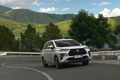 Menembus Jarak dari Kota Bertuah ke Danau Toba Bersama Veloz Hybrid