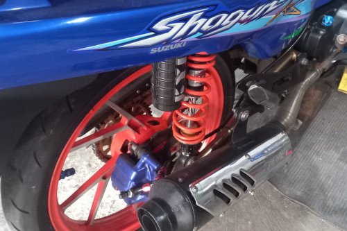 Perbedaan Karakter Sokbreker Kustom dan Standar untuk Motor