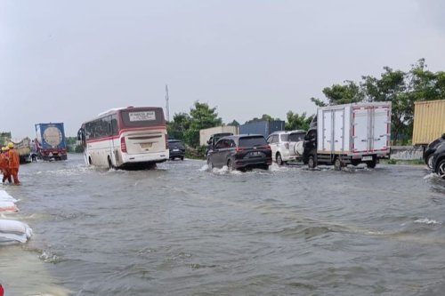 Begini Tanda Bahaya Saat Mobil Listrik Terjebak Banjir