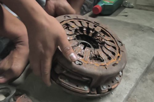 Jangan Pernah Paksa Mobil Dual Clutch Menerjang Banjir