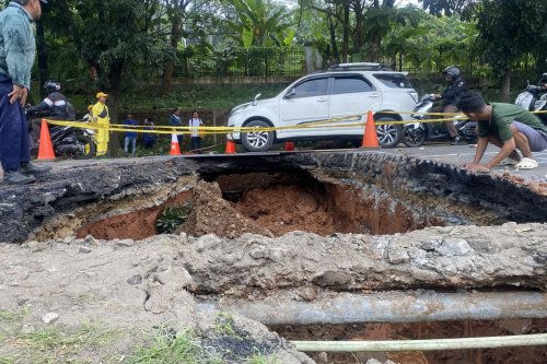 Ada Jalan Ambles di Lenteng Agung, Arus Lalu Lintas Dialihkan