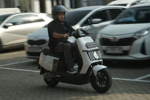 Duel Gesits G1 Vs Polytron Fox 200, Mana yang Lebih Menarik (Video)?