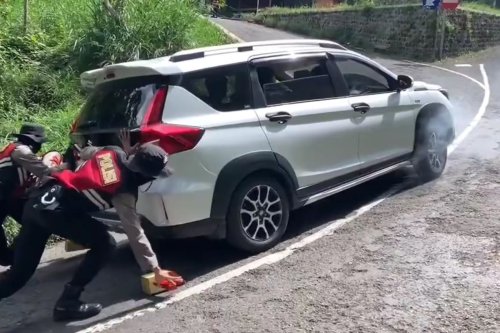 Tips Khusus Mobil Matik Saat Melibas Tanjakan