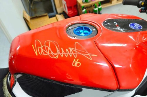 Yamaha, Valentino Rossi Tanda Tangan Motor Yamaha YZF-R1 GYTR di Mandalika