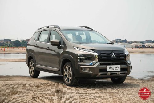 Adu XL7 Hybrid Alpha Kuro Vs Xpander Cross: Pertarungan MPV Rasa SUV