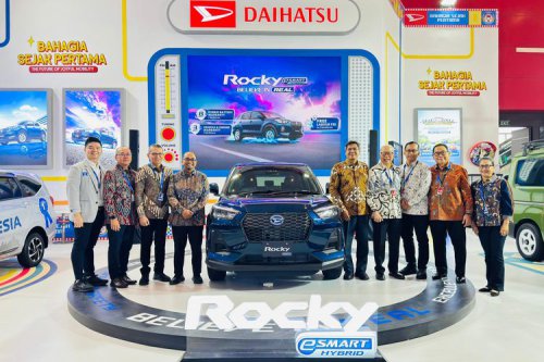 Daihatsu Rocky e-Smart Hybrid Debut di Surabaya