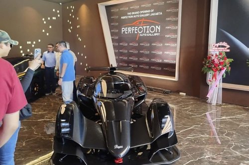 Showroom Mobil Mewah Hadir di PIK 2
