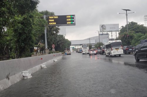 Curah Hujan Tinggi, Akses Tol ke Bandara Soetta Tergenang Banjir