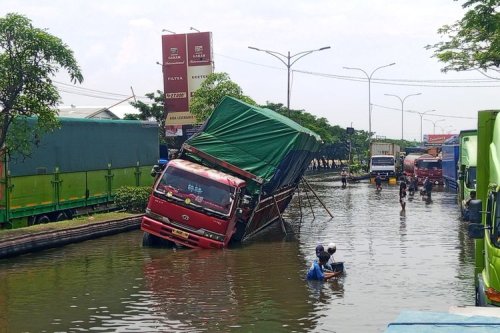 Jalur Pantura Banjir, Mobil dari Kudus ke Semarang Lewat Karangawen