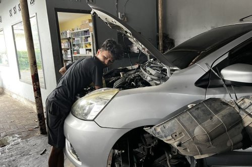 Kapan Sebaiknya Ganti Oli Transmisi Mobil Matik?