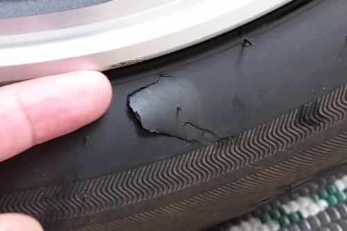 Ban Bocor Samping Tidak Aman Ditambal? Ini Penjelasannya