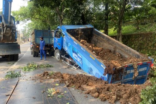 Jalan Lenteng Agung Ambles, Polisi Imbau Cari Jalan Alternatif