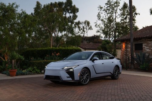 Lexus, Kenalan dengan Sedan Listrik Pertama dari Lexus
