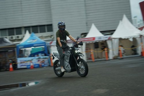 Tes Singkat Motor Listrik Baru United E-Motor RX6000 di IIMS 2026