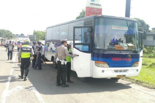 Pelanggaran Angkutan Umum di Tol Jagorawi Terungkap