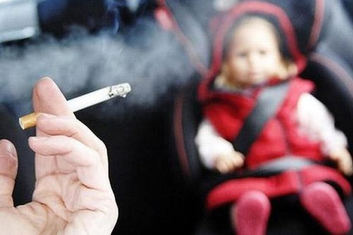 Sering Merokok di Mobil? Ini Dampaknya pada Plafon Kabin