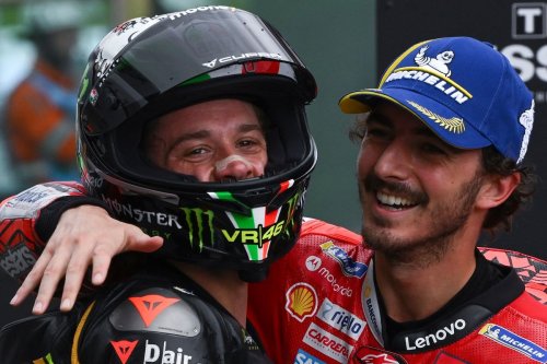 MotoGP, Mengapa Pebalap MotoGP Kerap Pakai Plester di Hidung?