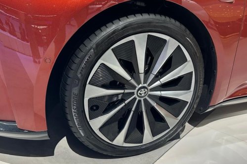 Melihat Langsung Sedan Listrik Toyota bZ7 di Beijing Auto Show 2026