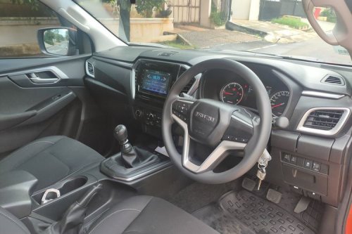 Isuzu, Isuzu D-Max, Foton eTunland vs Isuzu D-Max: Pikap EV atau Diesel untuk Medan Berat?