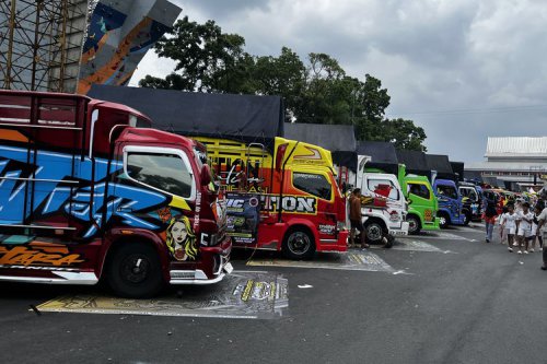 Kisah Wanita Jadi Sopir Truk, Kerja Sambil Healing