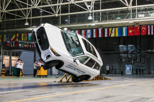 Chery Uji Tabrak Mobil Tiggo Lawas Usia di Atas 10 Tahun