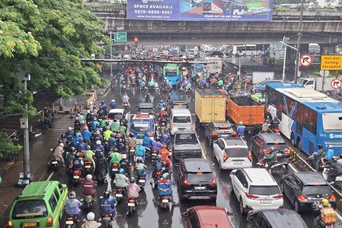 Sejumlah Rute Bus Transjakarta Dialihkan karena Banjir