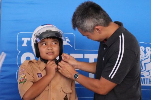 TVS Bagikan 100 Helm SNI ke Siswa SD Karawang