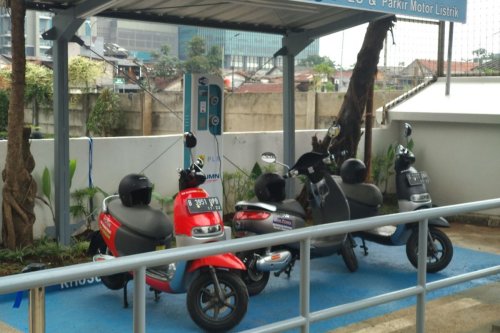 Tips Aman Meletakkan Charger Motor Listrik Saat Dicas