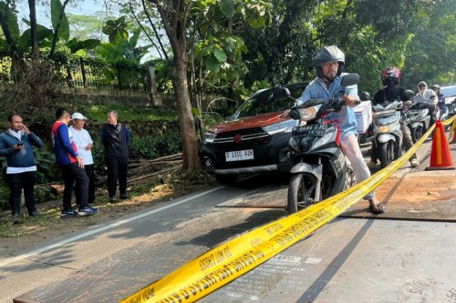 Ada Jalan Ambles di Lenteng Agung, Arus Lalu Lintas Dialihkan