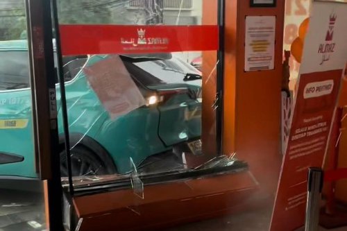 Taksi Listrik Tabrak Rumah Makan di Karang Tengah, Ini Kronologinya