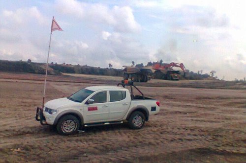 Mengapa Kendaraan di Tambang Memerlukan Bendera dengan Tiang Tinggi?