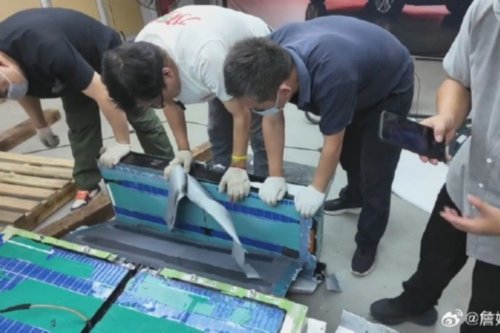 Blade Battery BYD Generasi Dibongkar Paksa di China