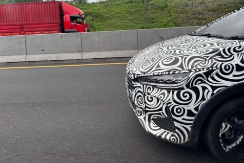BYD M6 Baru Tertangkap Kamera di Tol Semarang-Solo, Diduga Versi Hybrid