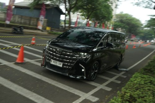 Harga Alphard Bekas Anjlok Rp 200 Juta, Terpukul Denza D9