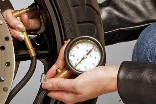 Naikkan Tekanan Ban Motor Bikin Irit BBM, Mitos atau Fakta?